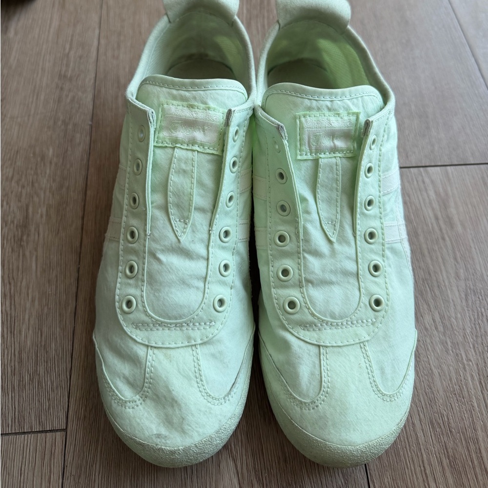 Tiger authentic mint green size 6 women sneakers excellent condition worn once